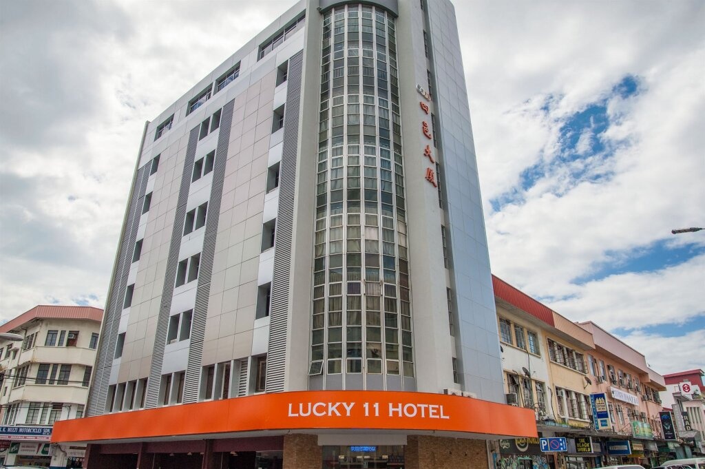 Lucky 11 Hotel 2*