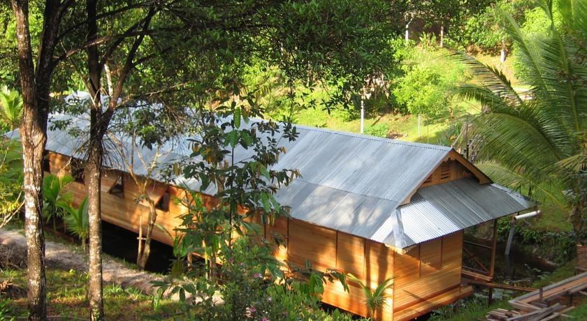 Treetops Tourist Lodge 