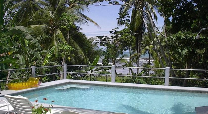 Coconut Grove Oceanfront Cottages 