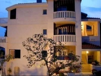 Villa Ana Guest House 