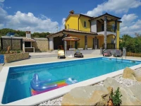 Three-Bedroom Holiday home Kunj with an Outdoor Swimming Pool 01 