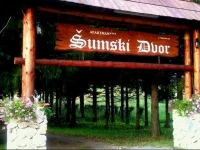 Е umski dvor Guest House 