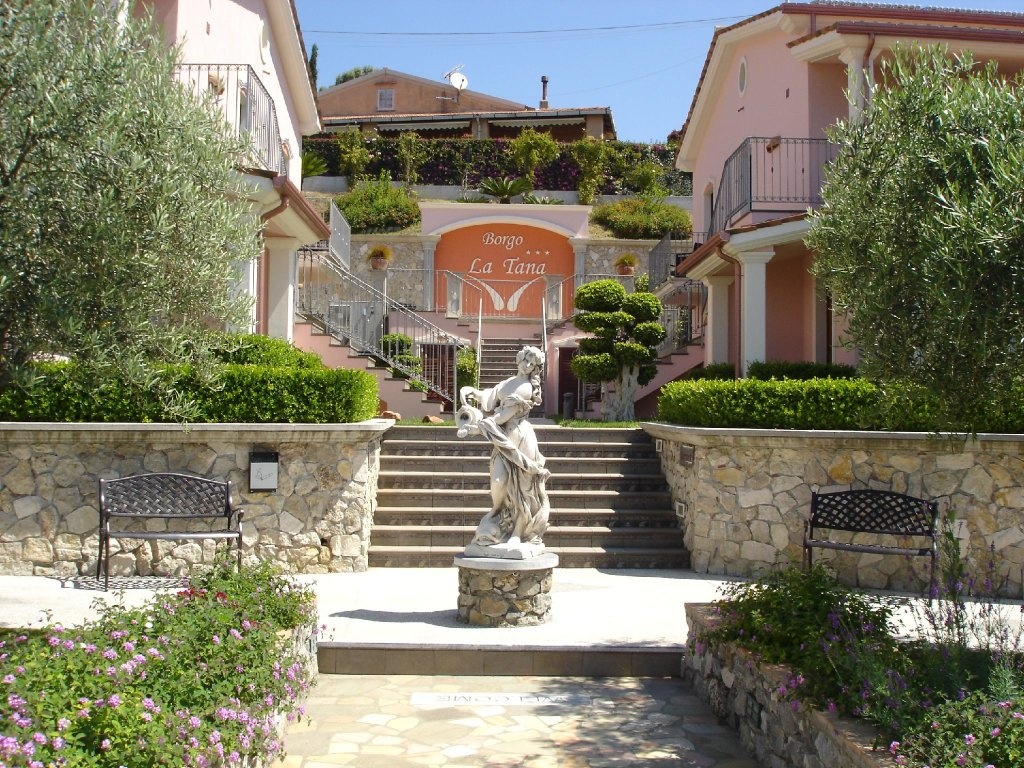 Hotel Ristorante Borgo La Tana 3*
