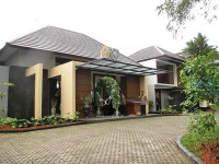Rumah Nenek Hotel &amp; Restaurant