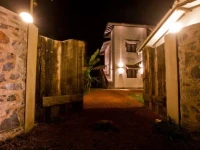 Poya Villa 4*