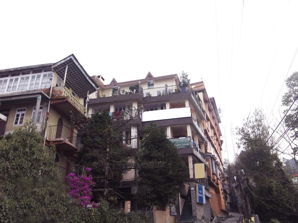 Broadway Annexe 3*