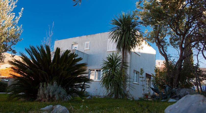 Private Accommodation Carevic 2*
