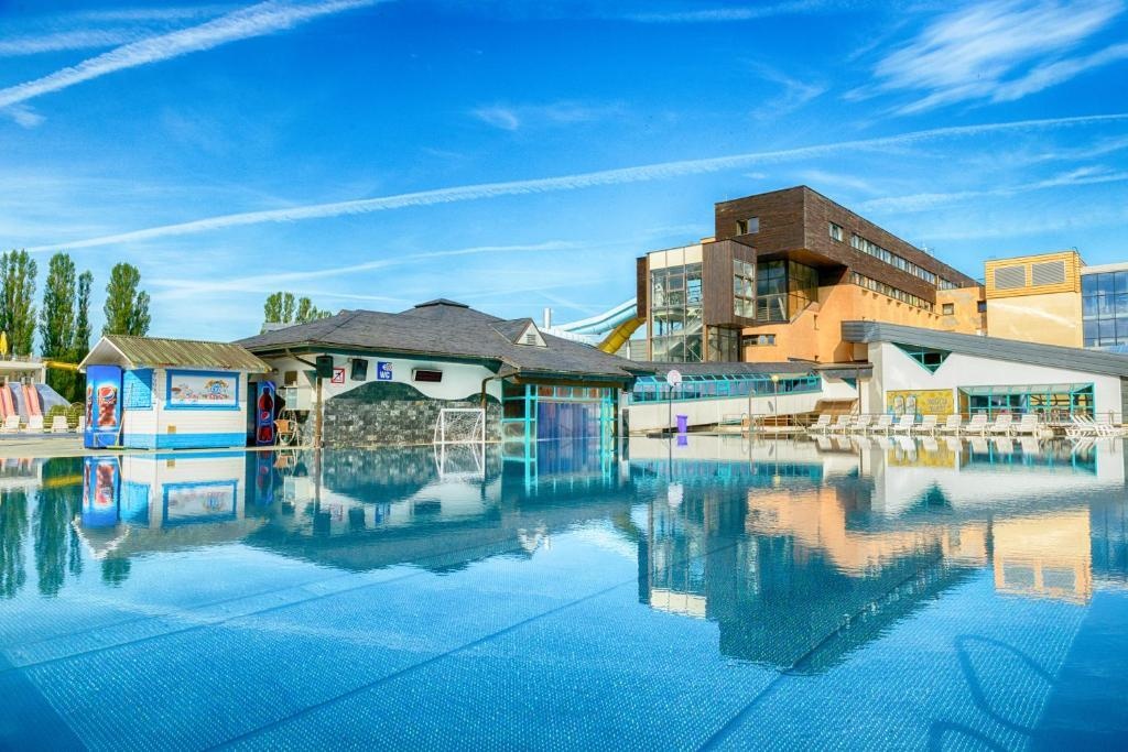 Hotel AquaCity Seasons 3*
