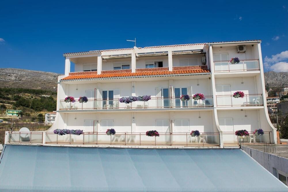 Villa Javor 1*