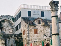 Peristil