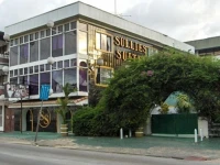 Sullies Suites Hotel 