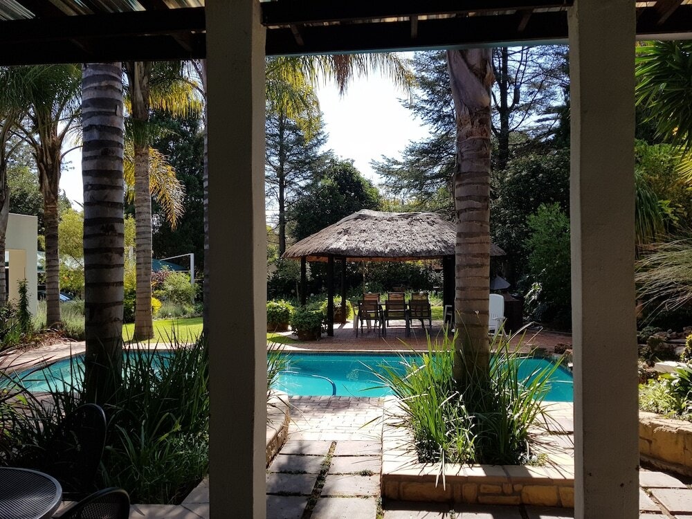 Six Valk Avenue Guest House 