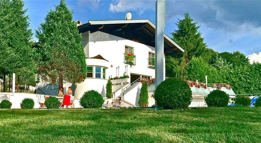 Jacks Lake & Mountain (JLM) Hostel 