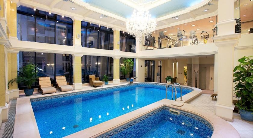 Queens Court Hotel & Residence 