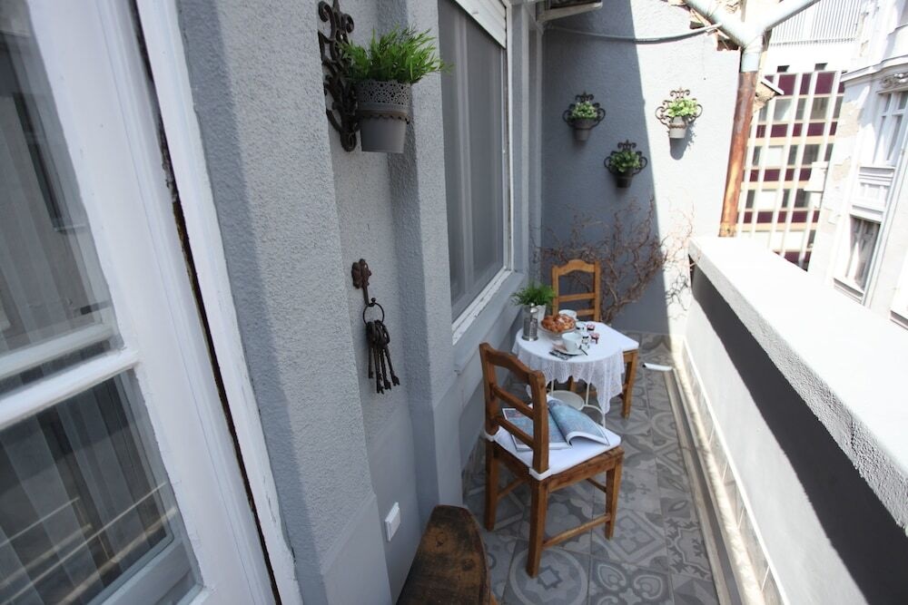 Neo baroque with terrace 