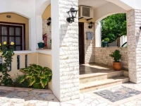 Erato Hotel Apartments 2*