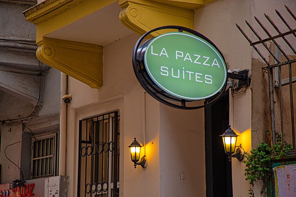 La Pazza Suites 