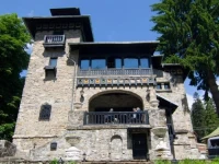 Casa Cu Farfurii 
