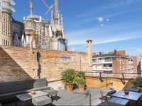 Happy People Sagrada Familia Gaudi Apartments 