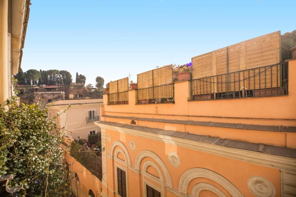 Elegant Apartment Behind the Colosseum 