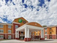 Holiday Inn Express Hotel & Suites Kansas City Sports Complex 