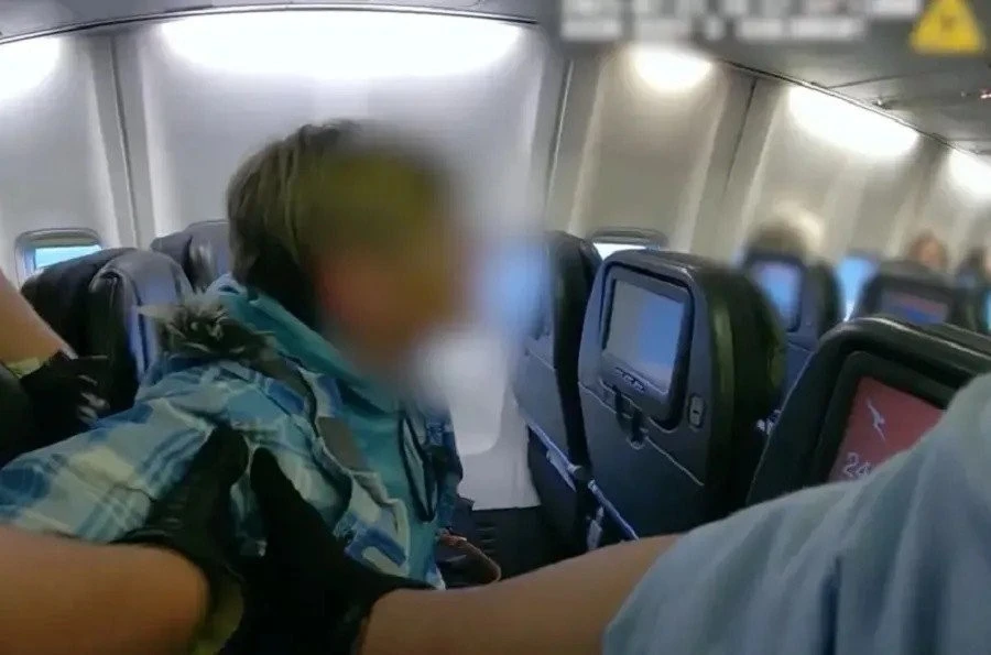 Пьяная пассажирка выгнана из рейса Qantas за танцы в полёте