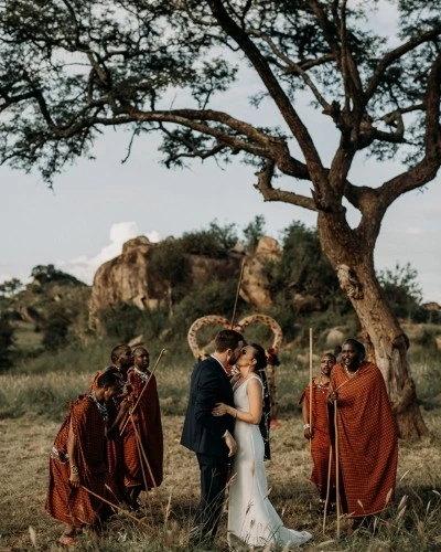 Four Seasons Safari Lodge Serengeti предлагает аутентичные свадебные церемонии в стиле масаев в главном заповеднике Танзании