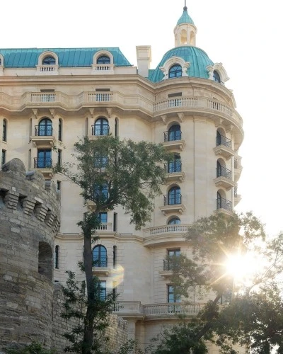 Four Seasons Hotel Baku сохраняет уникальный статус единственного пятизвёздочного отеля Азербайджана по версии Forbes Travel Guide в 2026 году