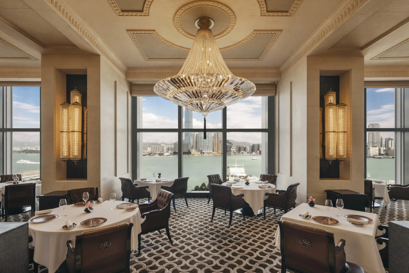 Лето в гавани с Four Seasons Hotel Hong Kong