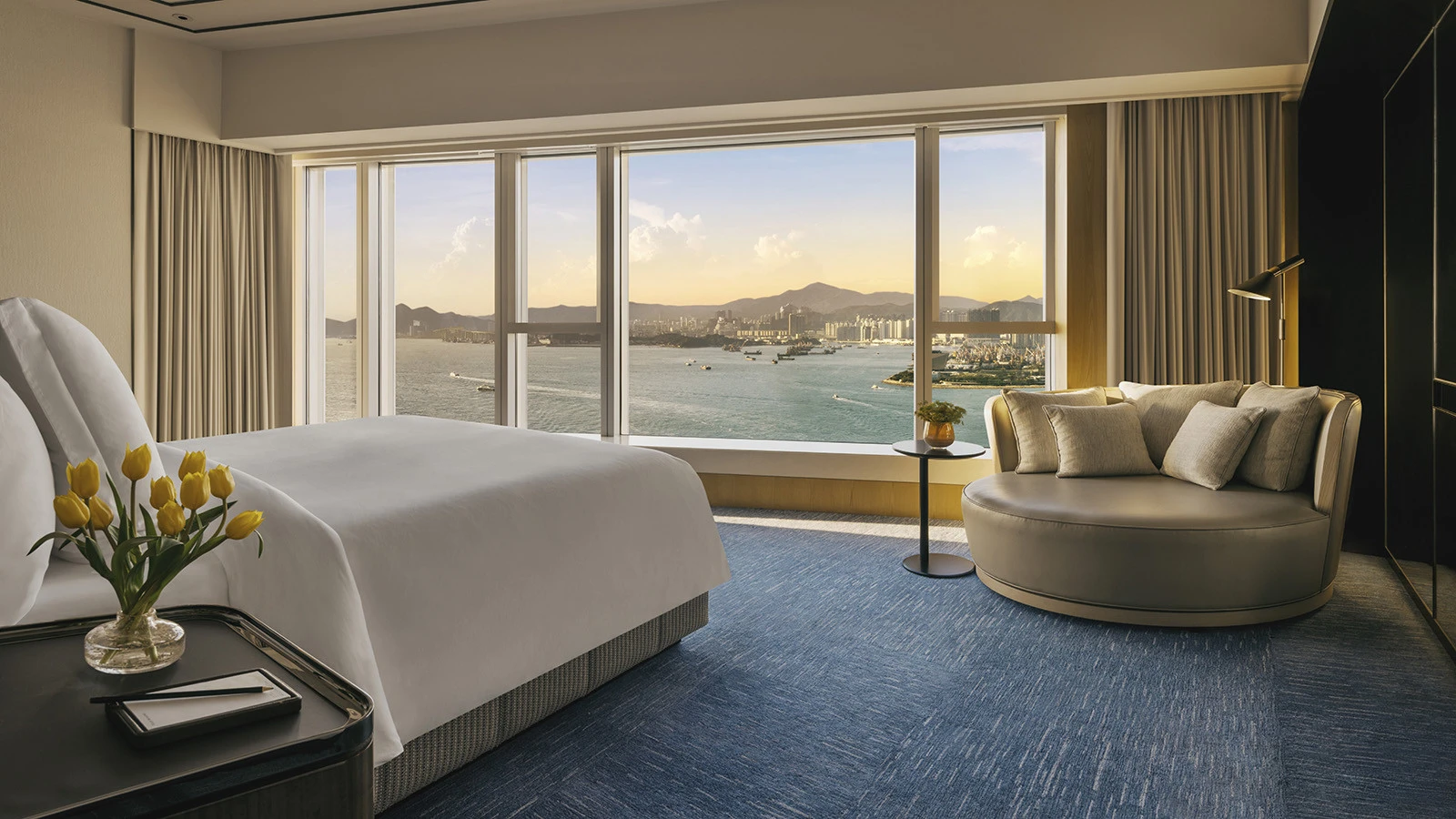 Лето в гавани с Four Seasons Hotel Hong Kong