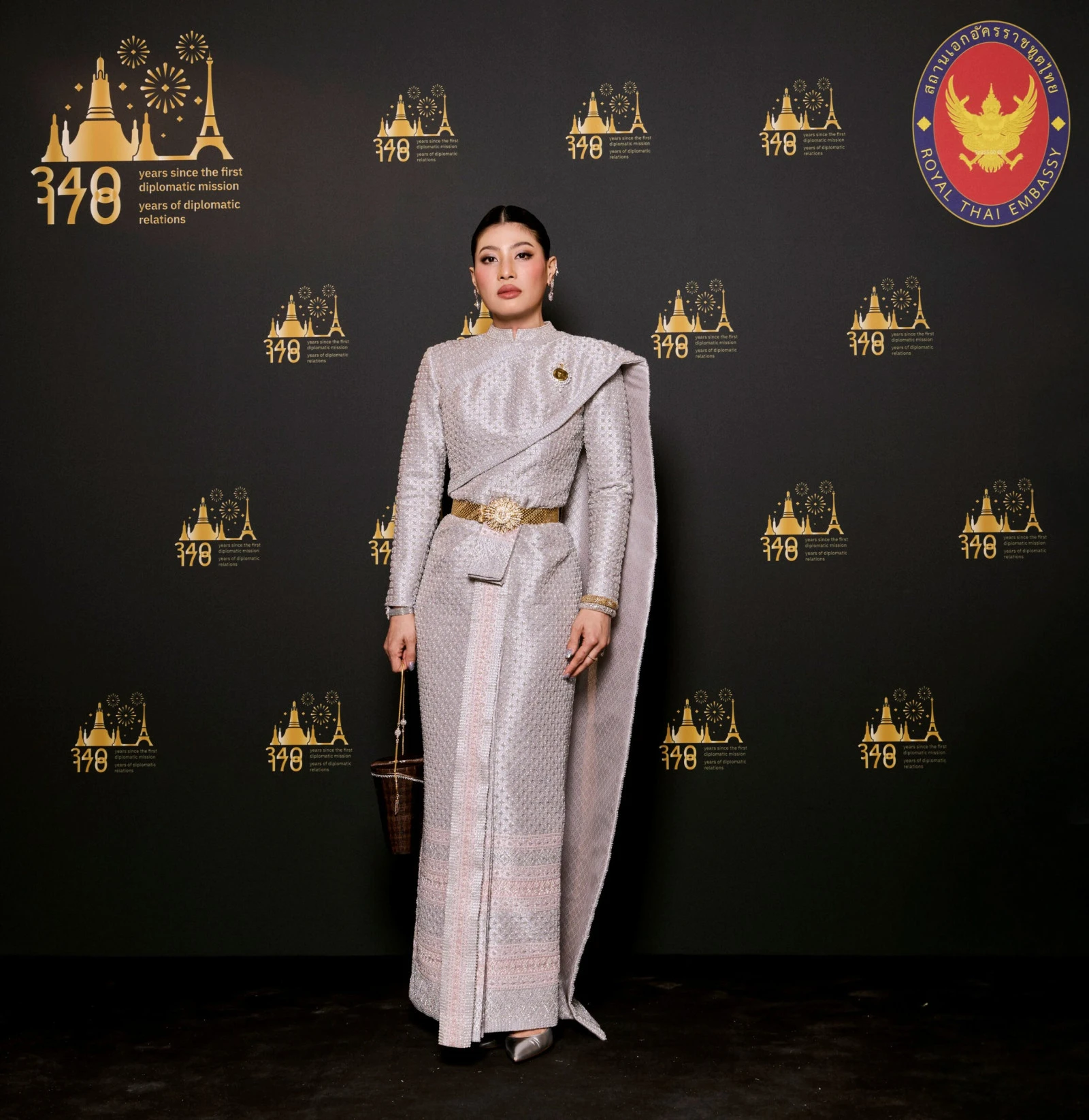 SIRIVANNAVARI отмечает парижскую веху на выставке La Mode en Majesté