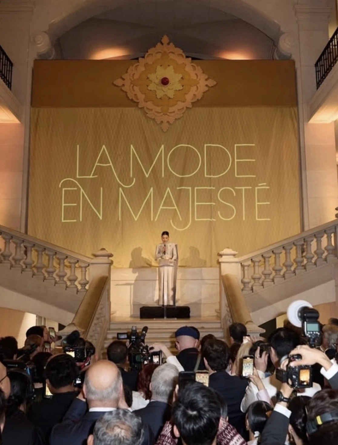 SIRIVANNAVARI отмечает парижскую веху на выставке La Mode en Majesté