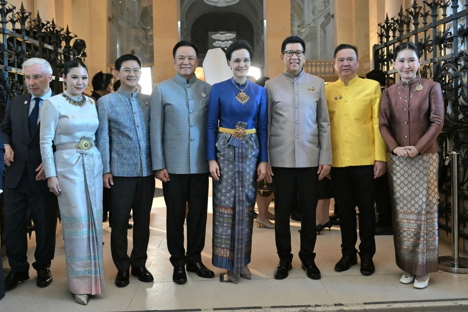 SIRIVANNAVARI отмечает парижскую веху на выставке La Mode en Majesté