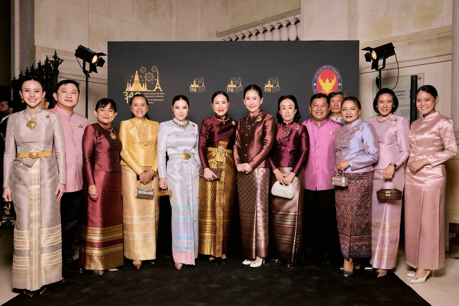 SIRIVANNAVARI отмечает парижскую веху на выставке La Mode en Majesté