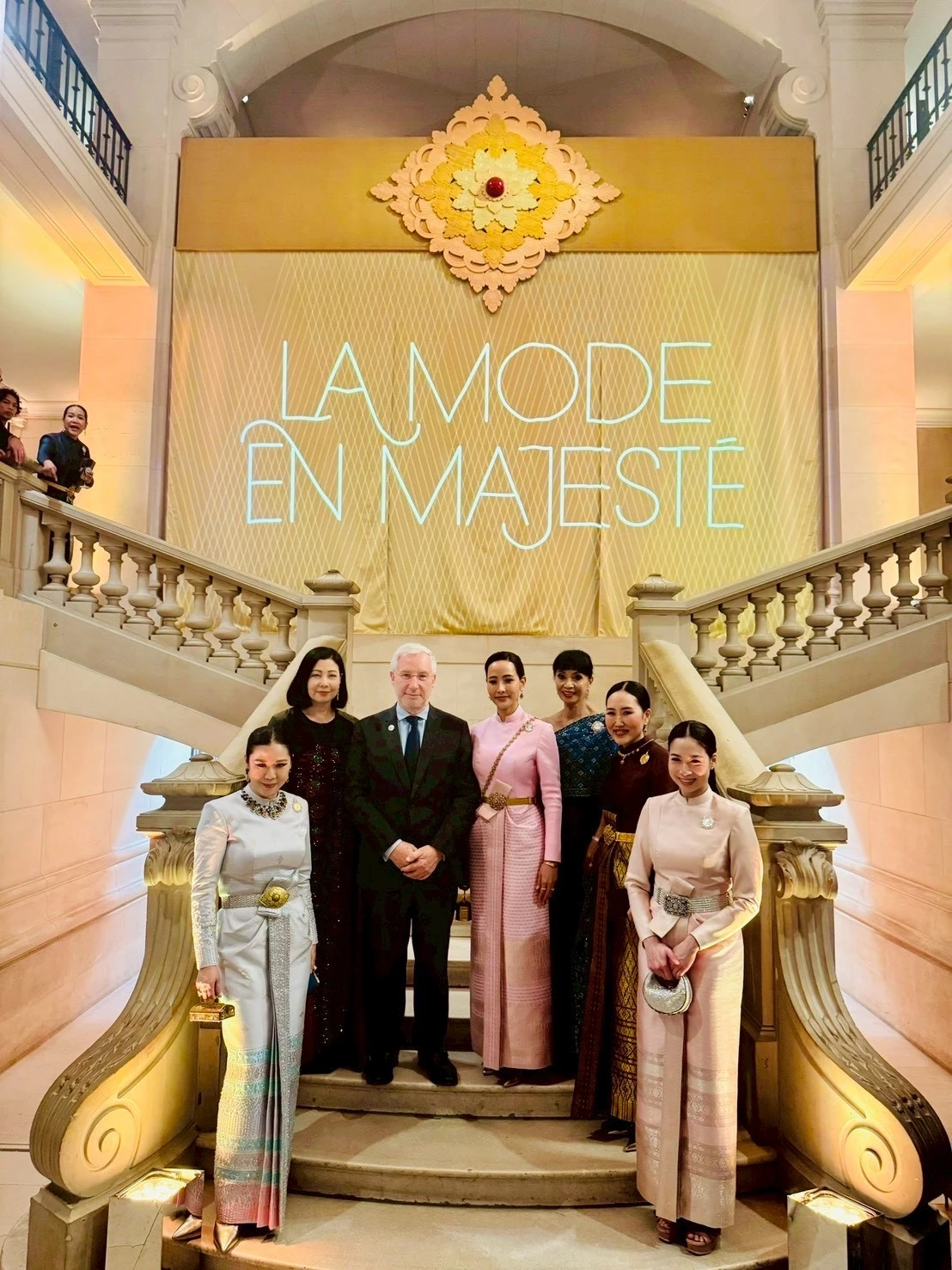 SIRIVANNAVARI отмечает парижскую веху на выставке La Mode en Majesté