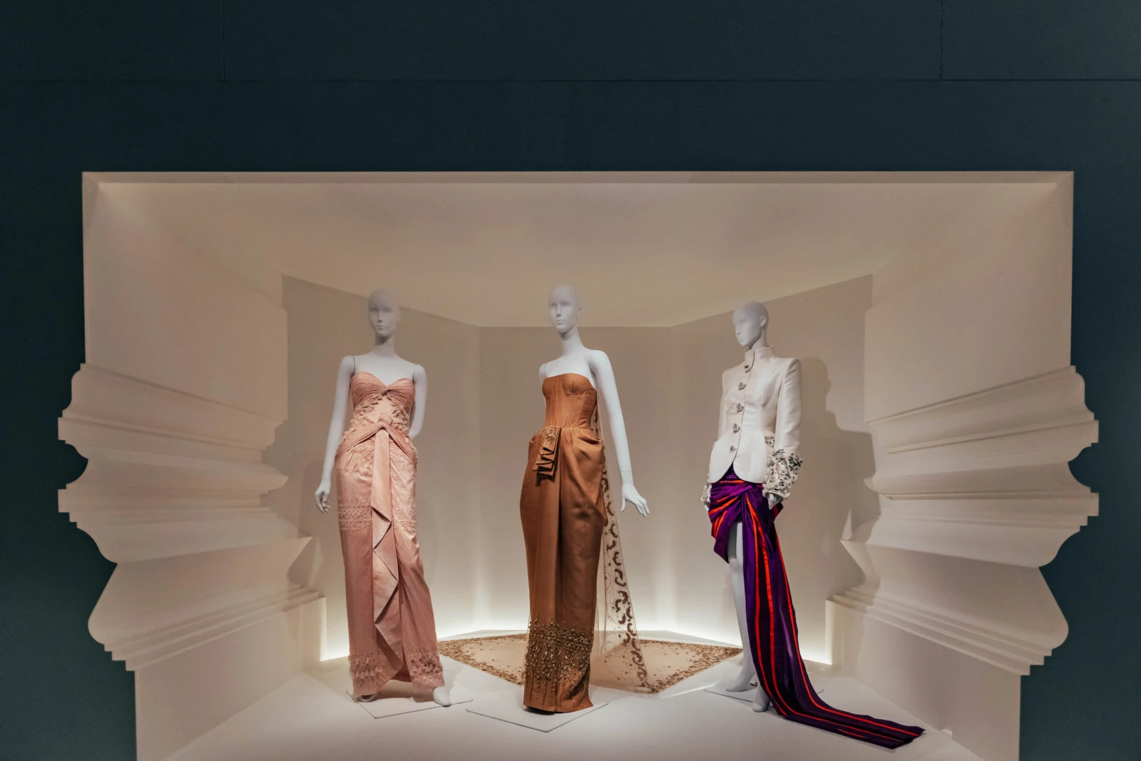 SIRIVANNAVARI отмечает парижскую веху на выставке La Mode en Majesté