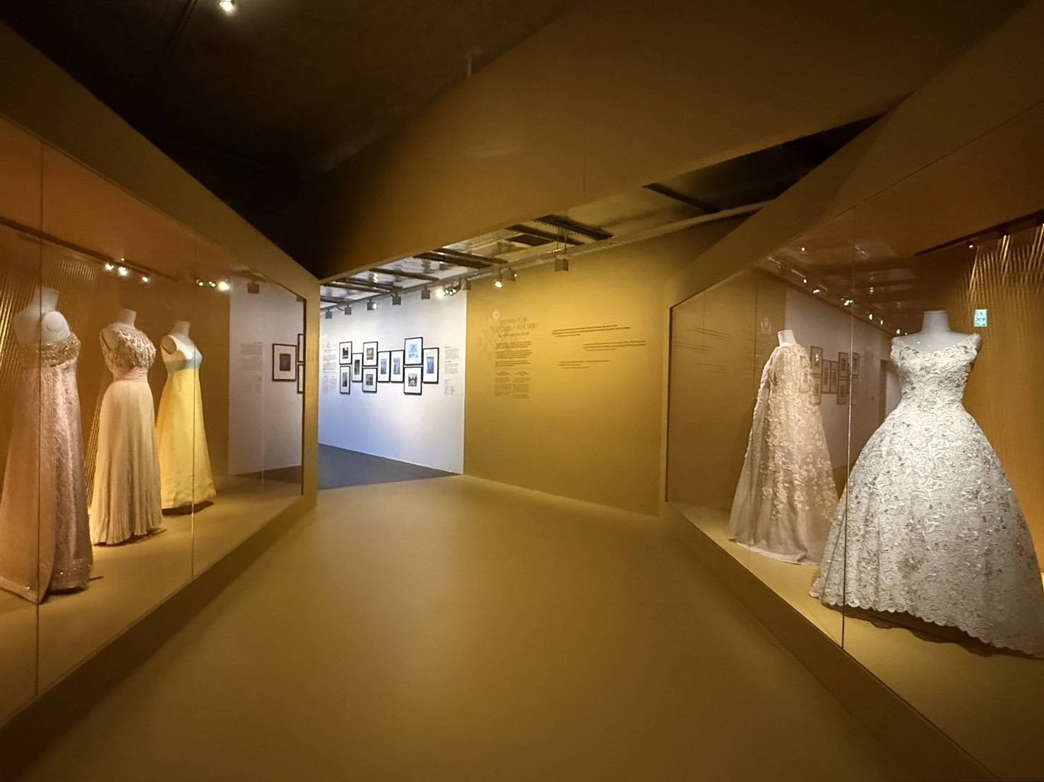 SIRIVANNAVARI отмечает парижскую веху на выставке La Mode en Majesté