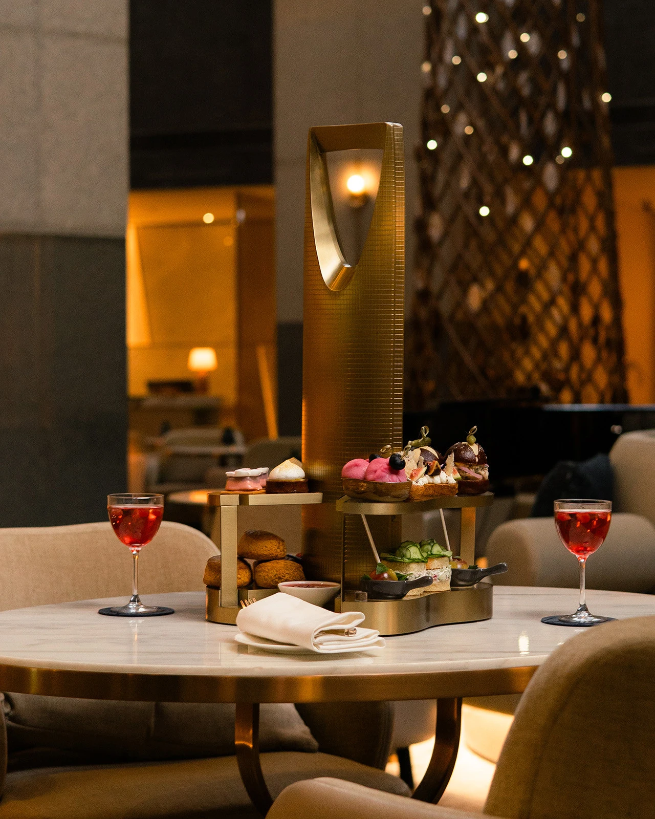 Four Seasons Hotel Riyadh представляет чайную церемонию High Tea в Obaya Lounge, вдохновлённую башней Kingdom Centre