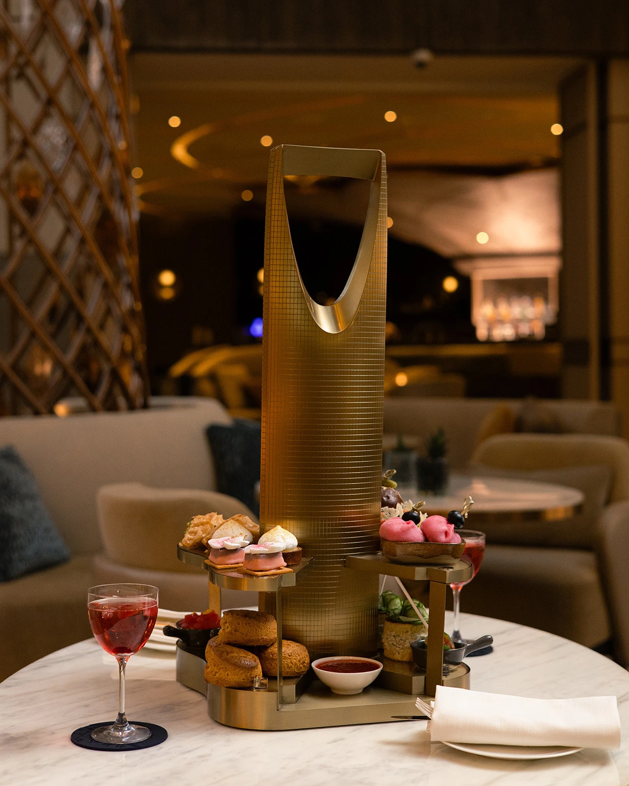Four Seasons Hotel Riyadh представляет чайную церемонию High Tea в Obaya Lounge, вдохновлённую башней Kingdom Centre