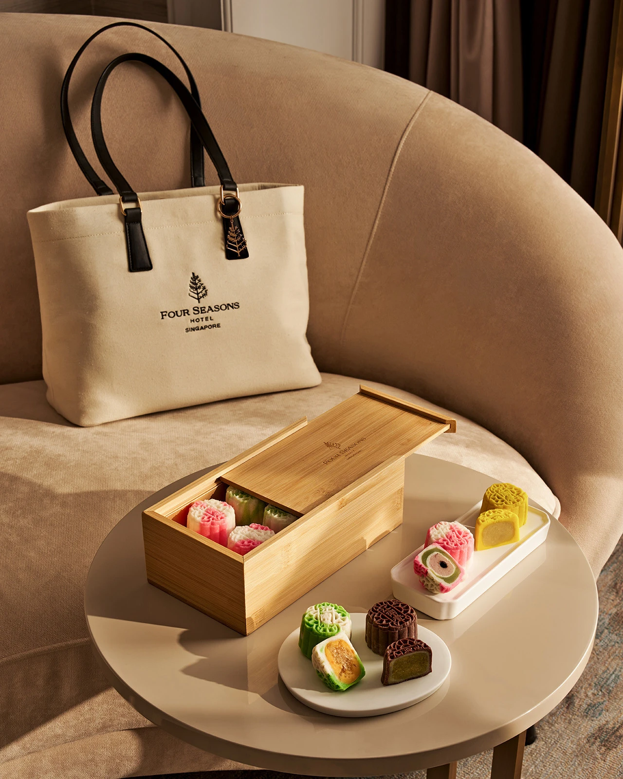 Коллекция к Празднику середины осени 2026 в Four Seasons Hotel Singapore: новые изысканные вкусы и усовершенствованная фирменная сумка