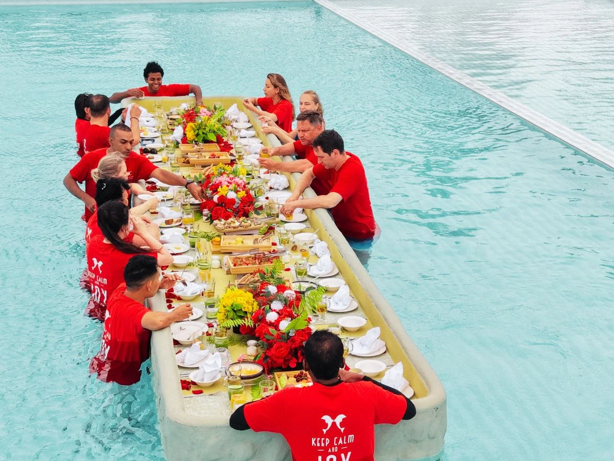 Joy Island Maldives отметил Всемирный день здоровья рекордным завтраком на воде