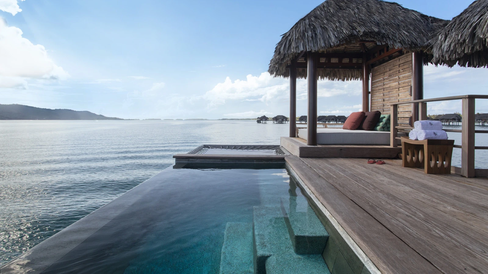 Four Seasons Resort Bora Bora приглашает гостей провести это лето с роскошью в бунгало над водой с собственным бассейном