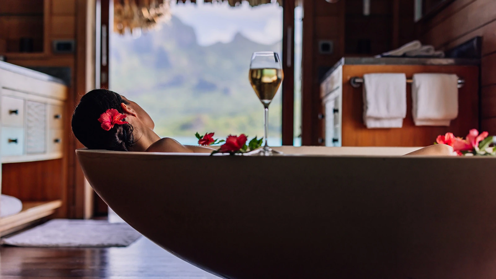 Four Seasons Resort Bora Bora приглашает гостей провести это лето с роскошью в бунгало над водой с собственным бассейном