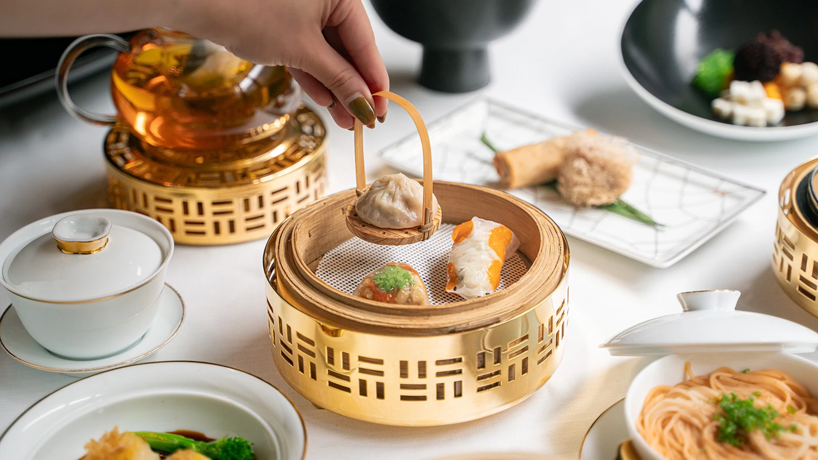 Yu Ting Yuan в Four Seasons Bangkok открывает новую главу кантонского димсама с шеф-поваром Чжао Янем