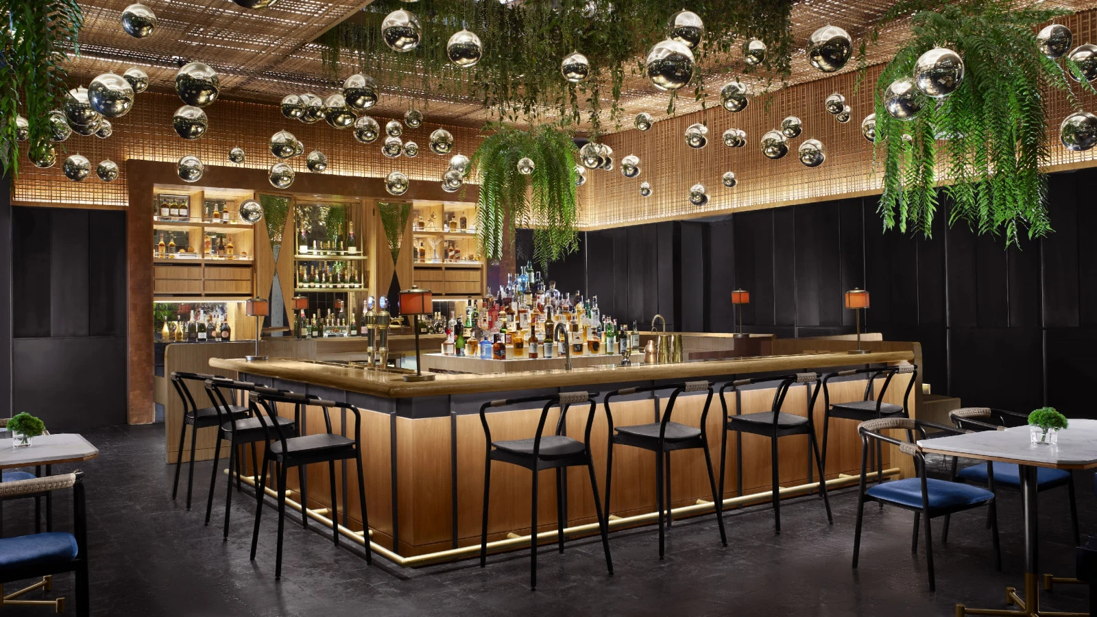 AQUA Bar в отеле Anantara Siam Bangkok вошел в список 50 лучших баров Азии 2026 года