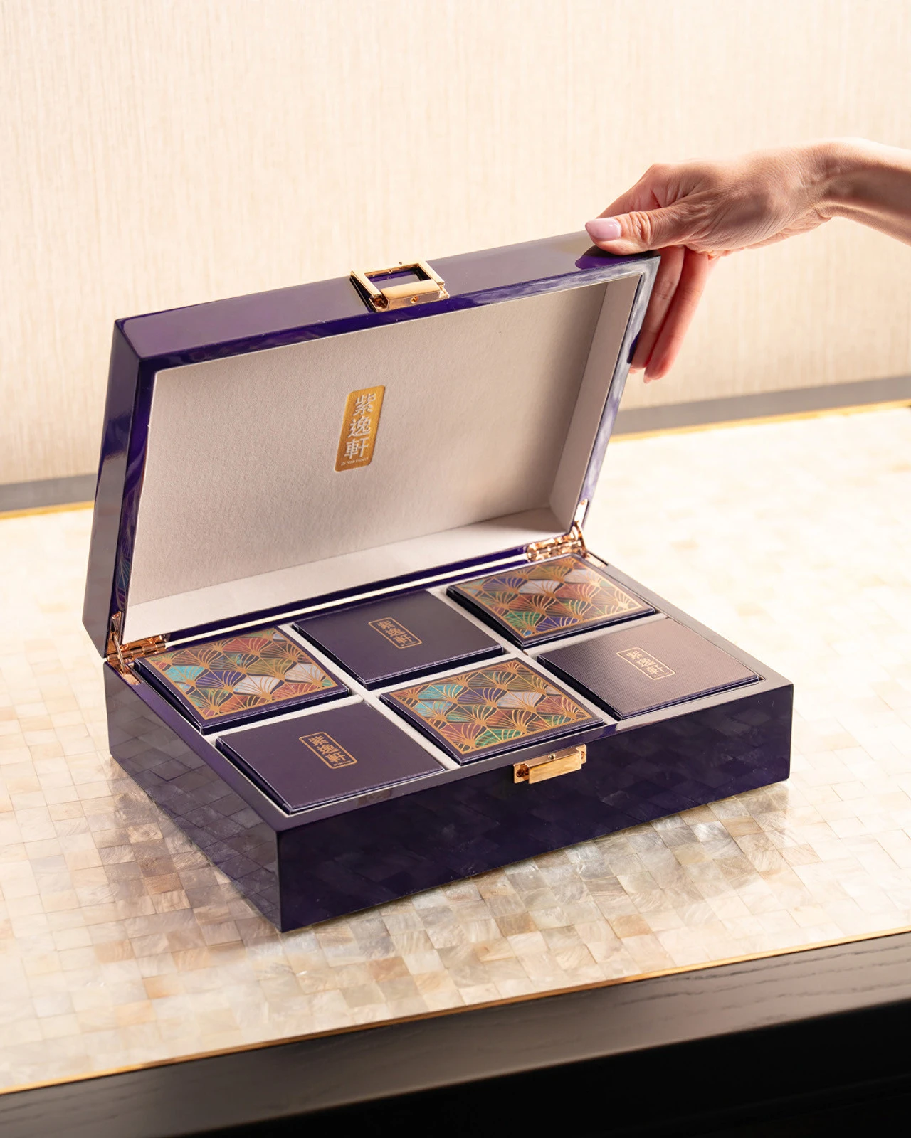 Отель Four Seasons Макао представляет изысканную коллекцию лунных пряников к Празднику середины осени от ресторана Zi Yat Heen, удостоенного звезды 