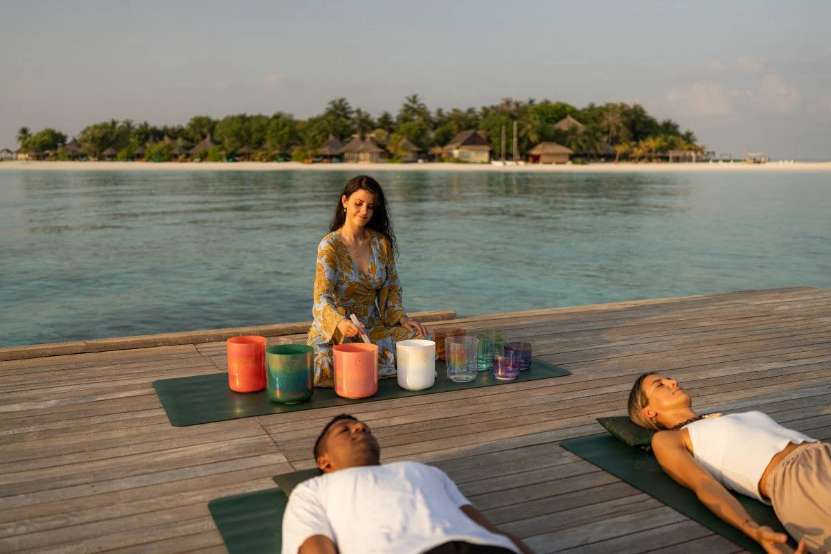 Курорт Angsana Velavaru представит недельную оздоровительную программу Sound Journeys с Харриет Эмили на Мальдивах