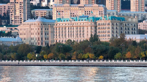 Над гонкой: Шампанский люкс с видом на трассу в Four Seasons Hotel Baku