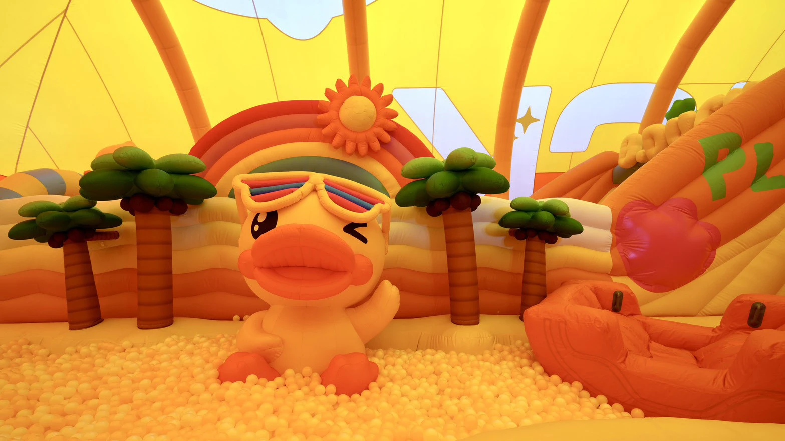TAT поддерживает фестиваль B.Duck Playful 20th Glow In The Duck в Бангкоке