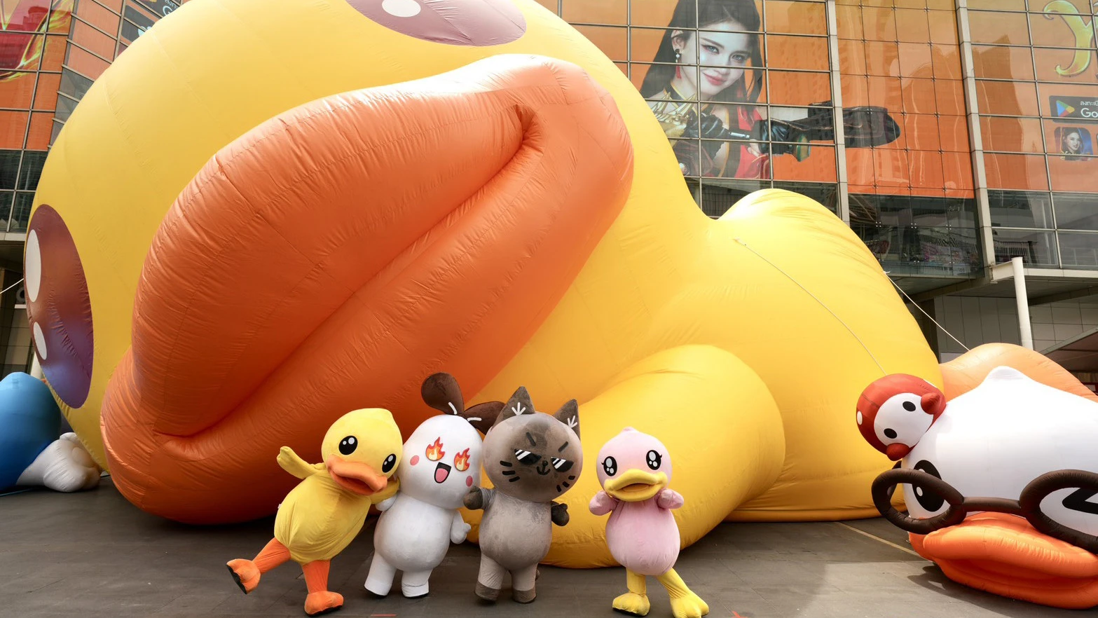 TAT поддерживает фестиваль B.Duck Playful 20th Glow In The Duck в Бангкоке